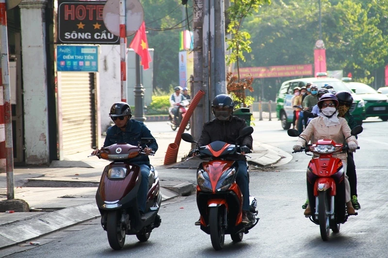 Trời se lạnh, người người súng sính áo khăn ra đường ngày mùng 1 Tết ảnh 15 Trời se lạnh, người người súng sính áo khăn ra đường ngày mùng 1 Tết ảnh 15